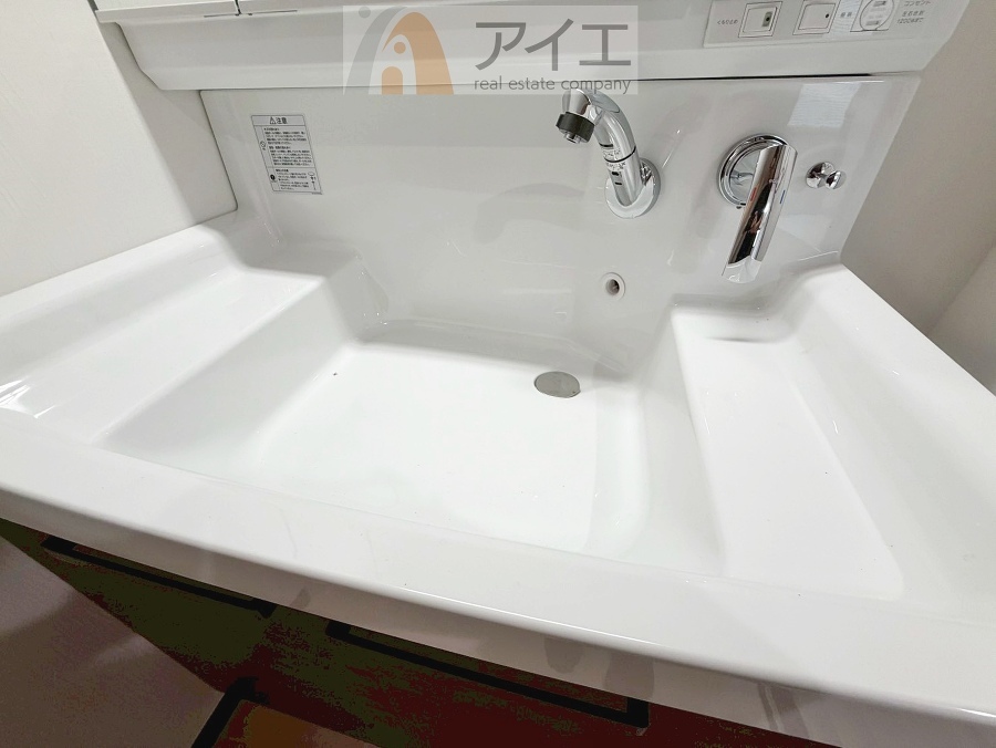 三面鏡にハンドシャワー付き、使いやすい洗面台