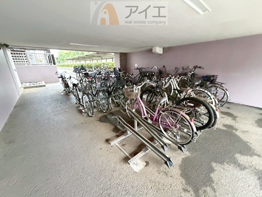 広々スペースの駐輪場はご家族の自転車を置くことができます