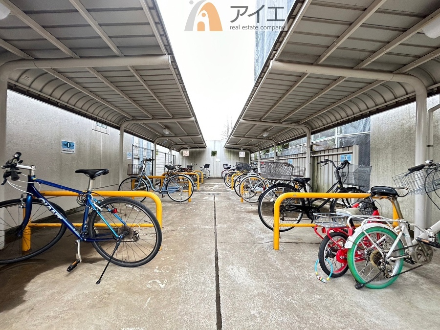 広々スペースの駐輪場はご家族の自転車を置くことができます