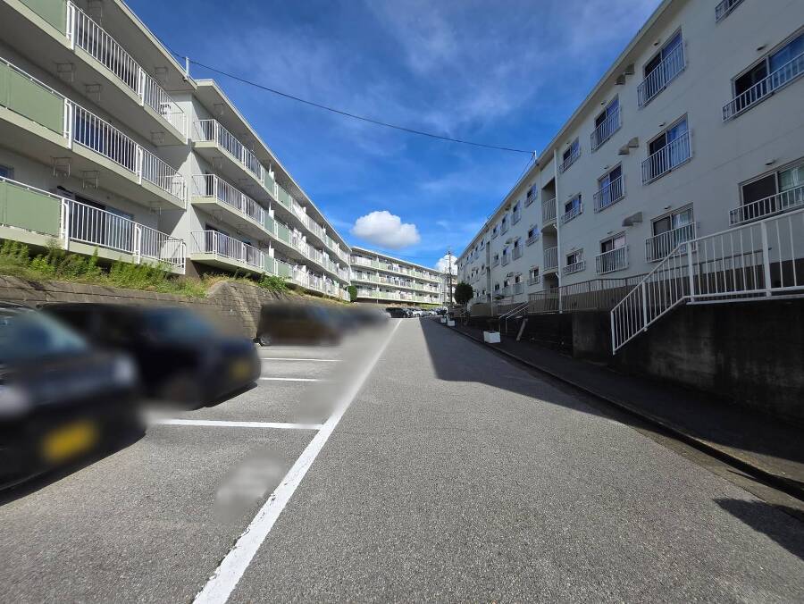 駐車場があるため車通勤の方にも安心なマンションです(要空確認)