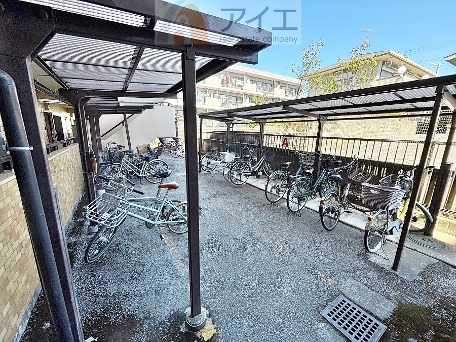 広々スペースの駐輪場はご家族の自転車を置くことができます