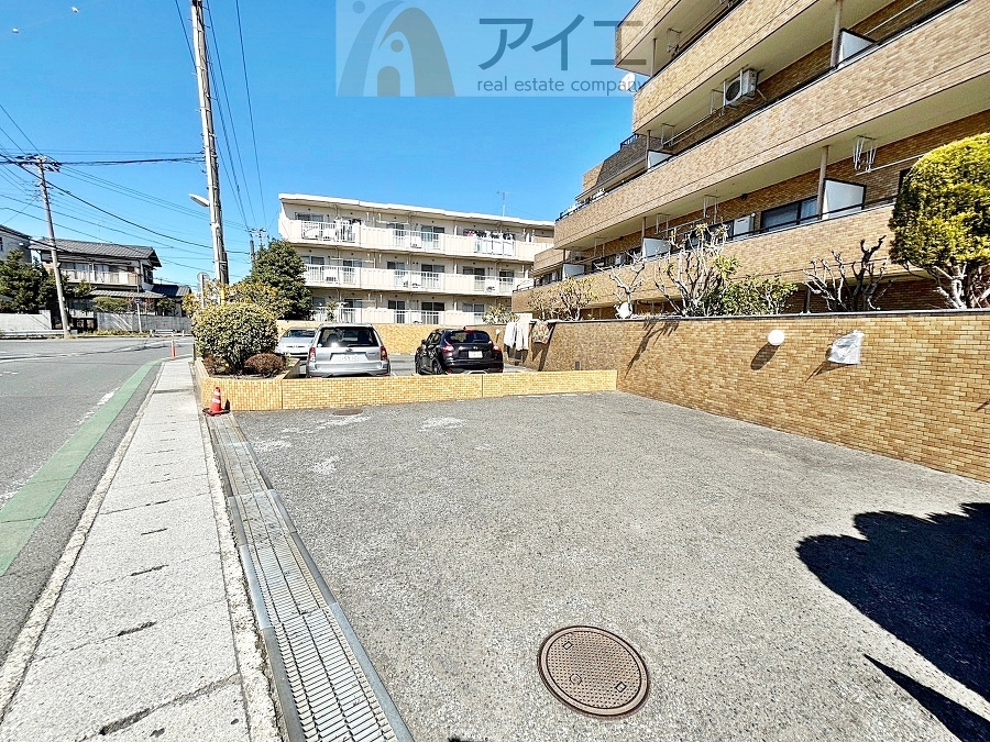 駐車場があるため車通勤の方にも安心なマンションです(要空確認)