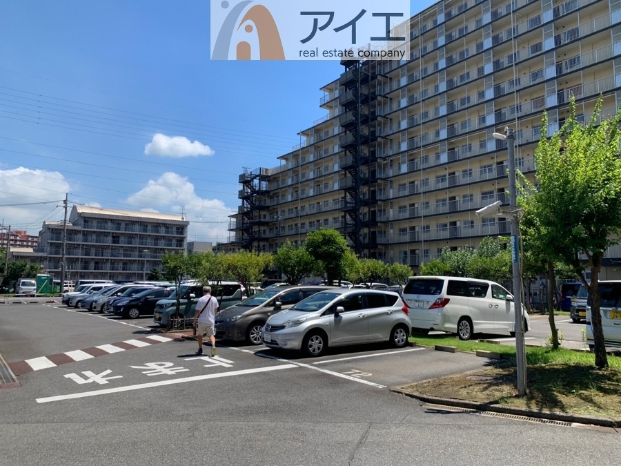 駐車場があるため車通勤の方にも安心なマンションです(要空確認)