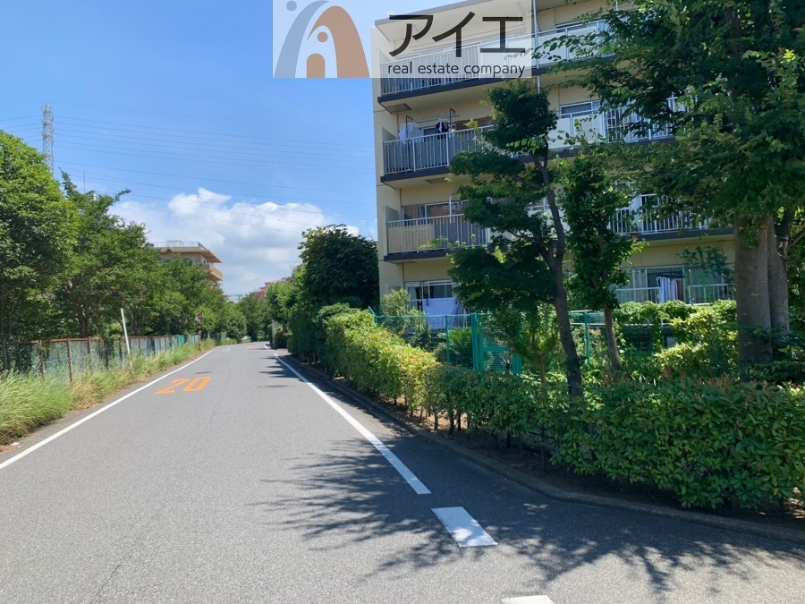 前面道路は歩道も整備され、小さなお子様にも安心