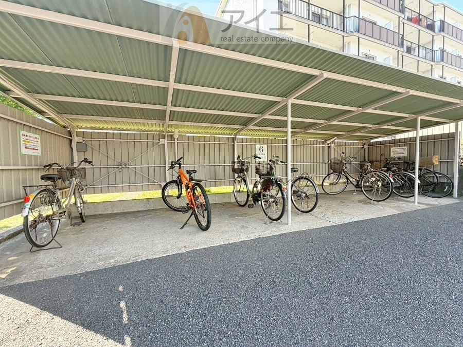 セキュリティ面にも配慮した駐輪場がございます