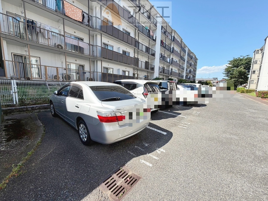 駐車場があるため車通勤の方にも安心なマンションです(要空確認)