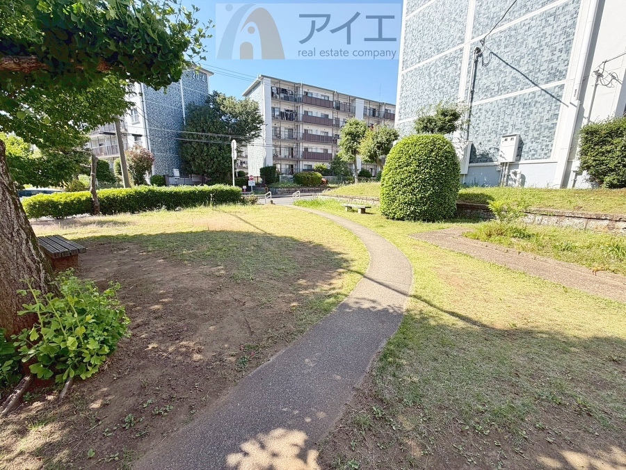 公園が近く、子育て家族に嬉しい緑豊かな環境です