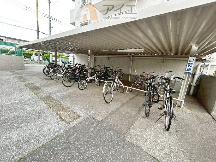 広々スペースの駐輪場はご家族の自転車を置くことができます