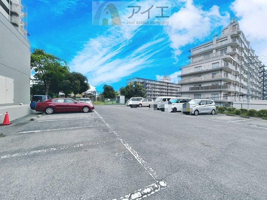 駐車場があるため車通勤の方にも安心なマンションです(要空確認)