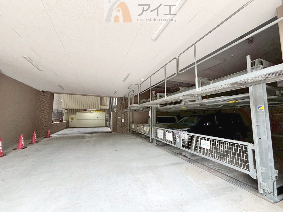 駐車場があるため車通勤の方にも安心なマンションです(要空確認)