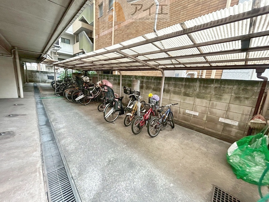 広々スペースの駐輪場はご家族の自転車を置くことができます