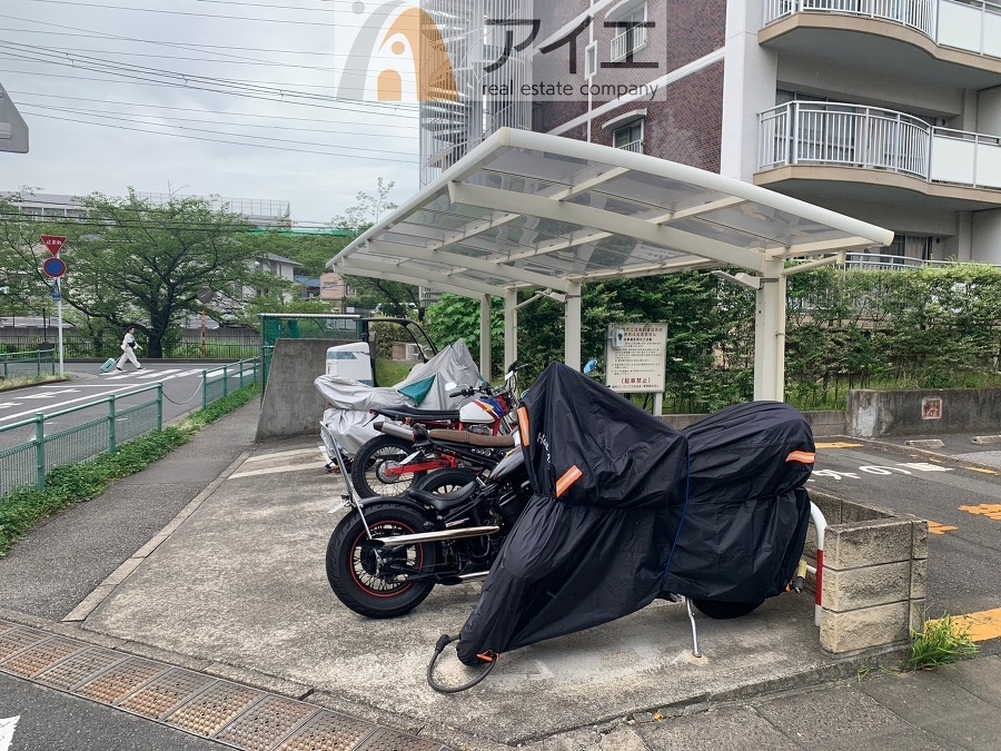 広々スペースの駐輪場はご家族の自転車を置くことができます