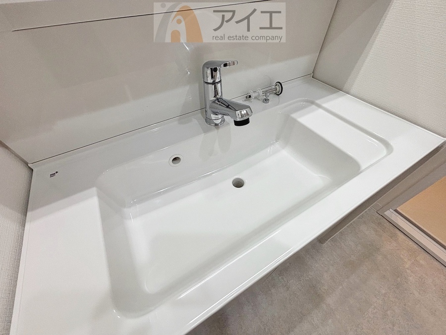 三面鏡にハンドシャワー付き、使いやすい洗面台
