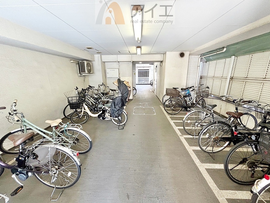 広々スペースの駐輪場はご家族の自転車を置くことができます