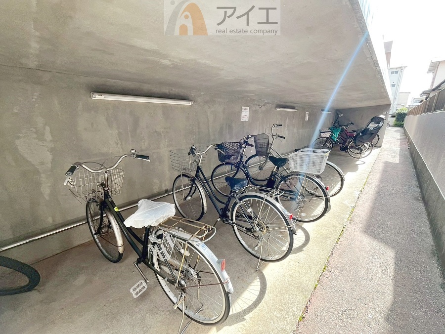 広々スペースの駐輪場はご家族の自転車を置くことができます
