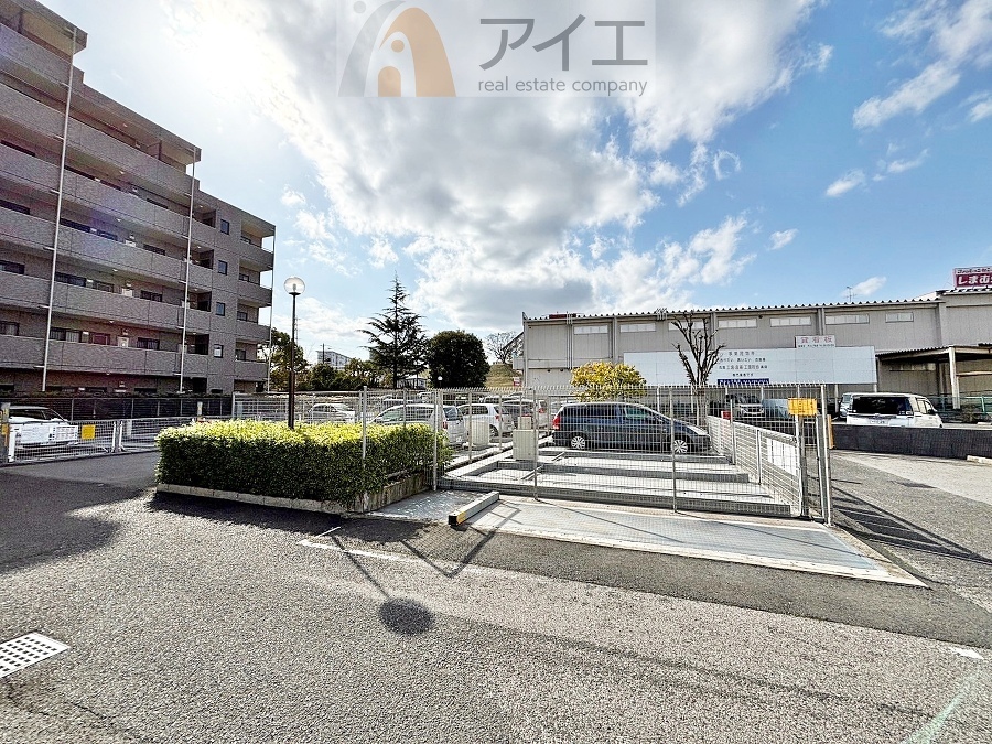 駐車場があるため車通勤の方にも安心なマンションです(要空確認)