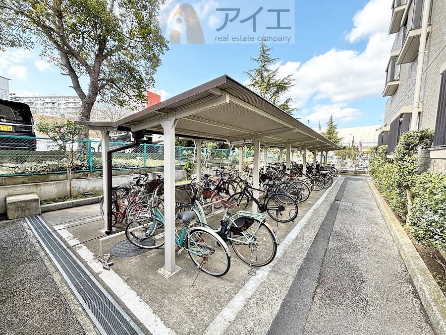 広々スペースの駐輪場はご家族の自転車を置くことができます