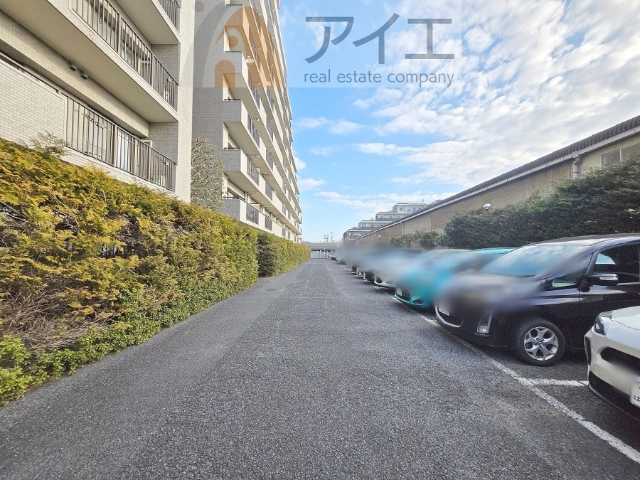 駐車場があるため車通勤の方にも安心なマンションです(要空確認)