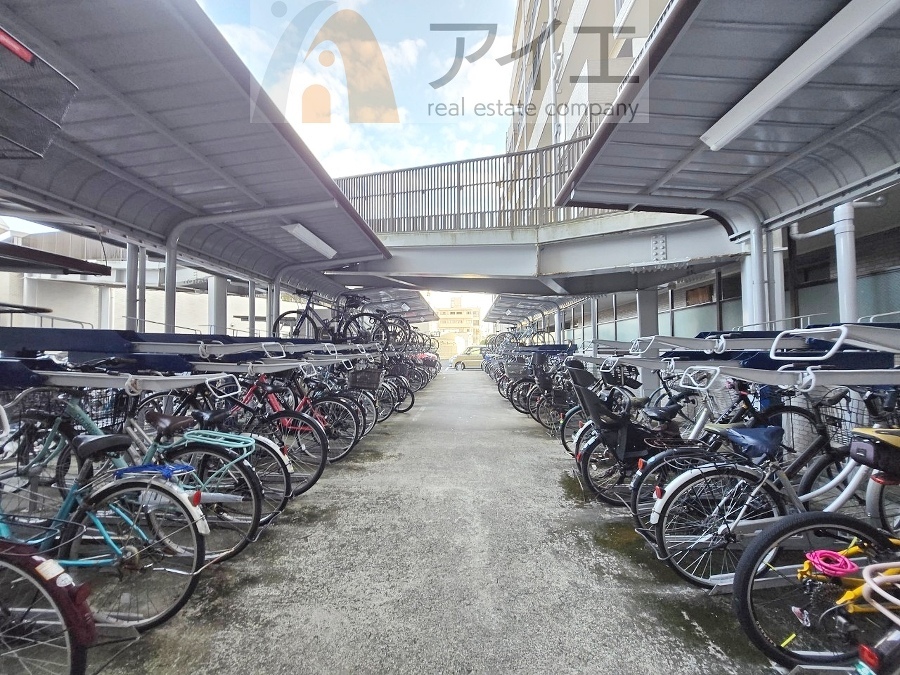 広々スペースの駐輪場はご家族の自転車を置くことができます