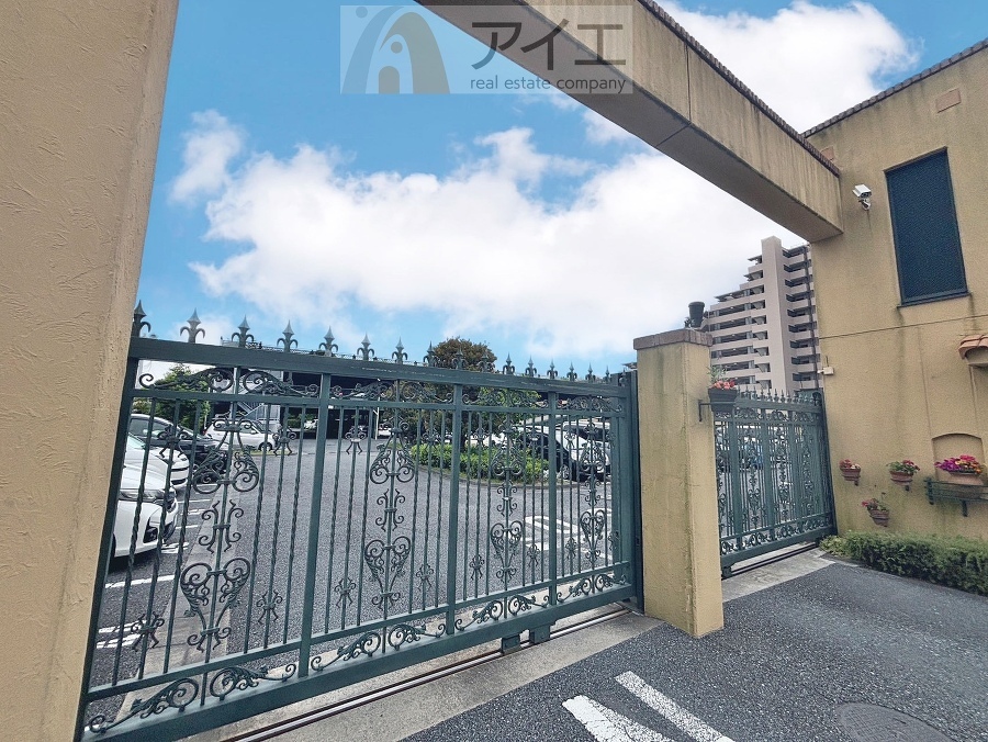駐車場があるため車通勤の方にも安心なマンションです(要空確認)