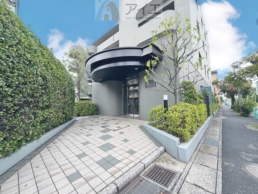 清掃や修理、不審者への声掛けも。管理員日勤は防犯にも有効