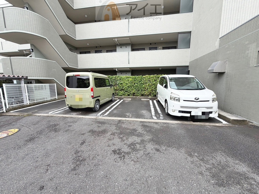 駐車場があるため車通勤の方にも安心なマンションです(要空確認)