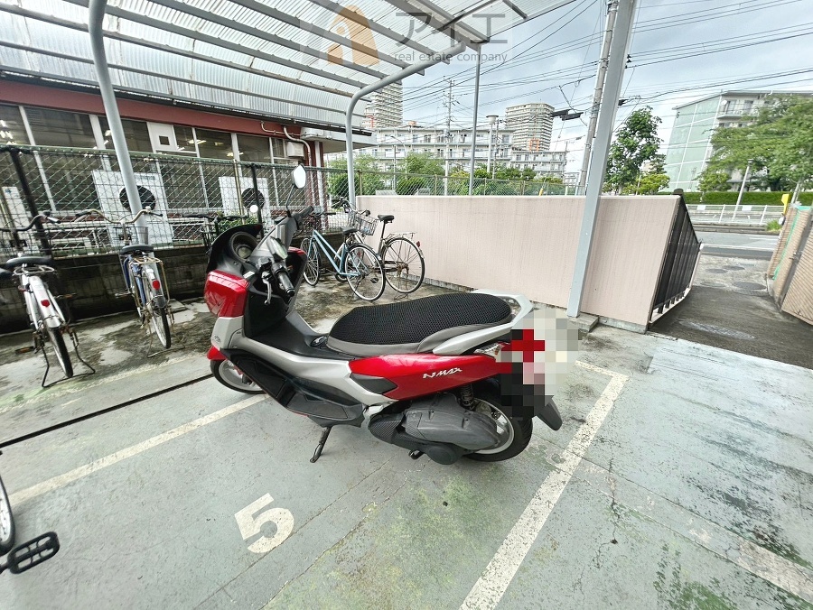 広々スペースの駐輪場はご家族の自転車を置くことができます