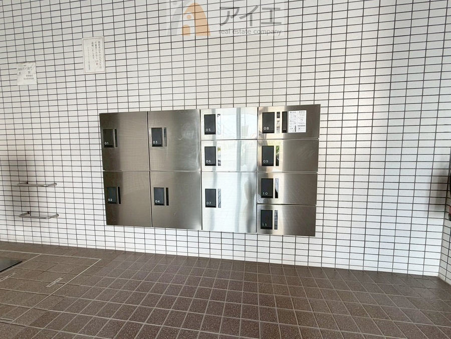 お出掛けが多くても安心な、宅配ボックスつき