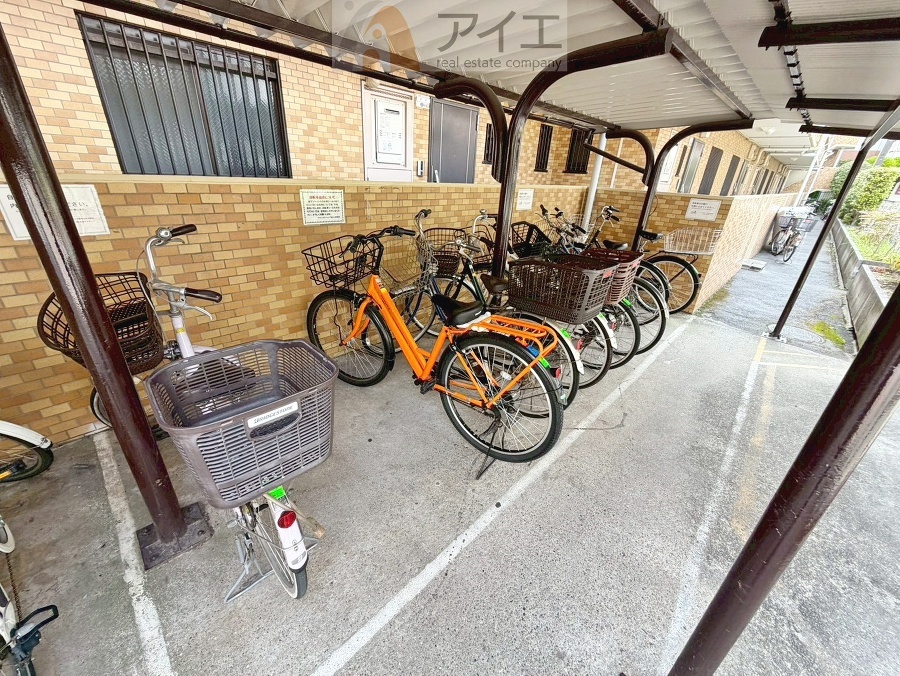 広々スペースの駐輪場はご家族の自転車を置くことができます