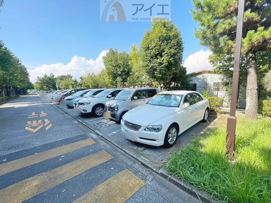 駐車場があるため車通勤の方にも安心なマンションです(要空確認)