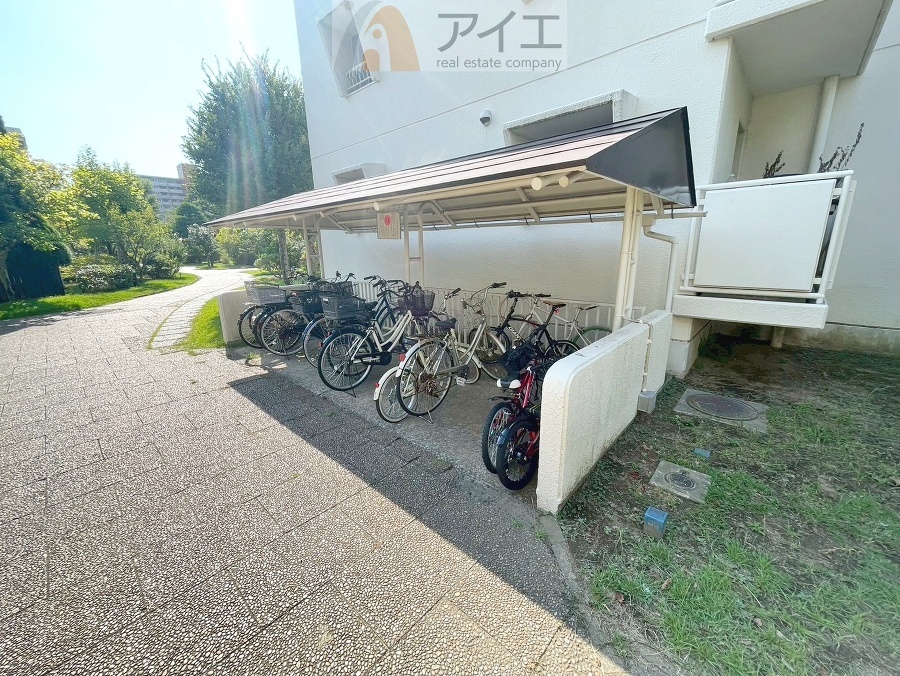 広々スペースの駐輪場はご家族の自転車を置くことができます