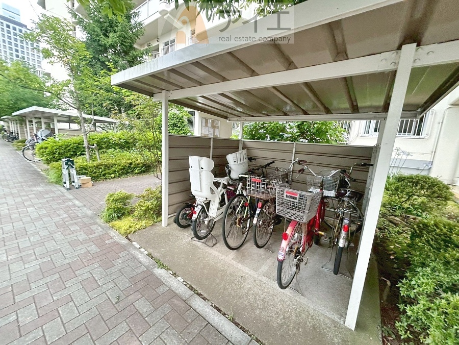 広々スペースの駐輪場はご家族の自転車を置くことができます