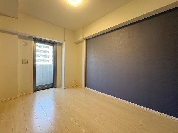 アクセントクロスがおしゃれな6.1帖洋室