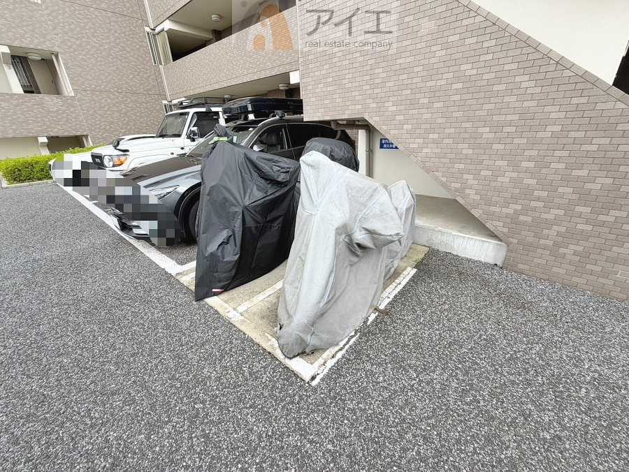 広々スペースの駐輪場はご家族の自転車を置くことができます