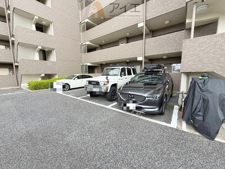 駐車場があるため車通勤の方にも安心なマンションです(要空確認)