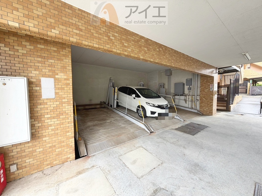 駐車場があるため車通勤の方にも安心なマンションです(要空確認)