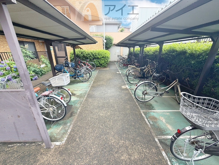 広々スペースの駐輪場はご家族の自転車を置くことができます