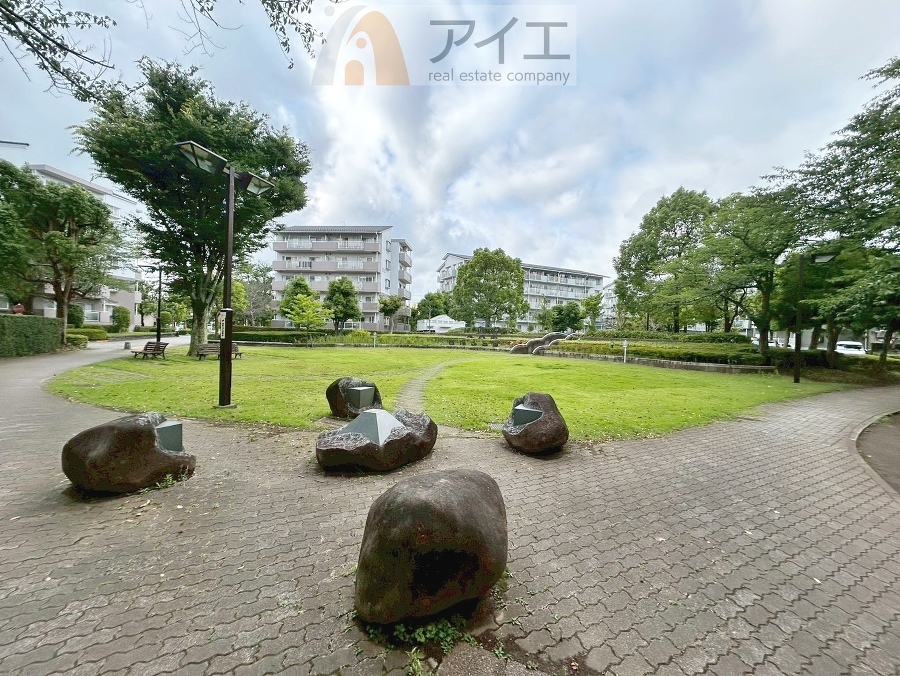 公園が近く、子育て家族に嬉しい緑豊かな環境です