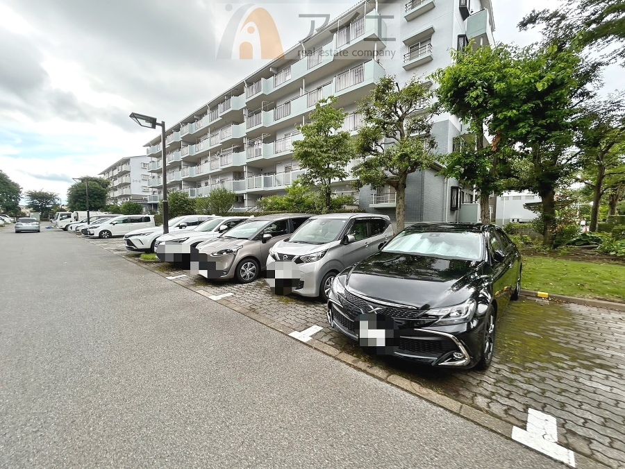 駐車場があるため車通勤の方にも安心なマンションです(要空確認)