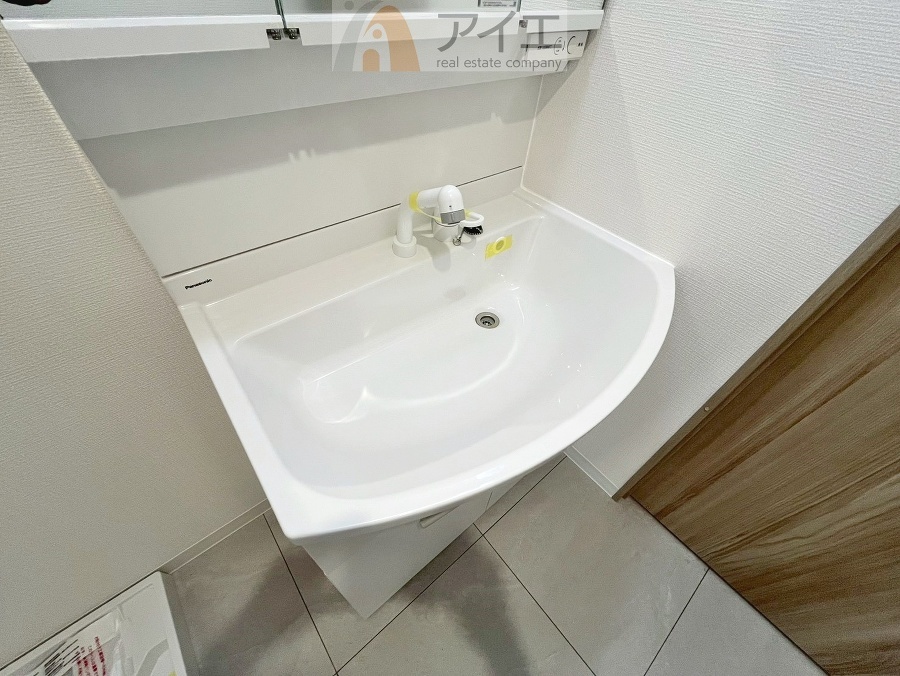 三面鏡にハンドシャワー付き、使いやすい洗面台