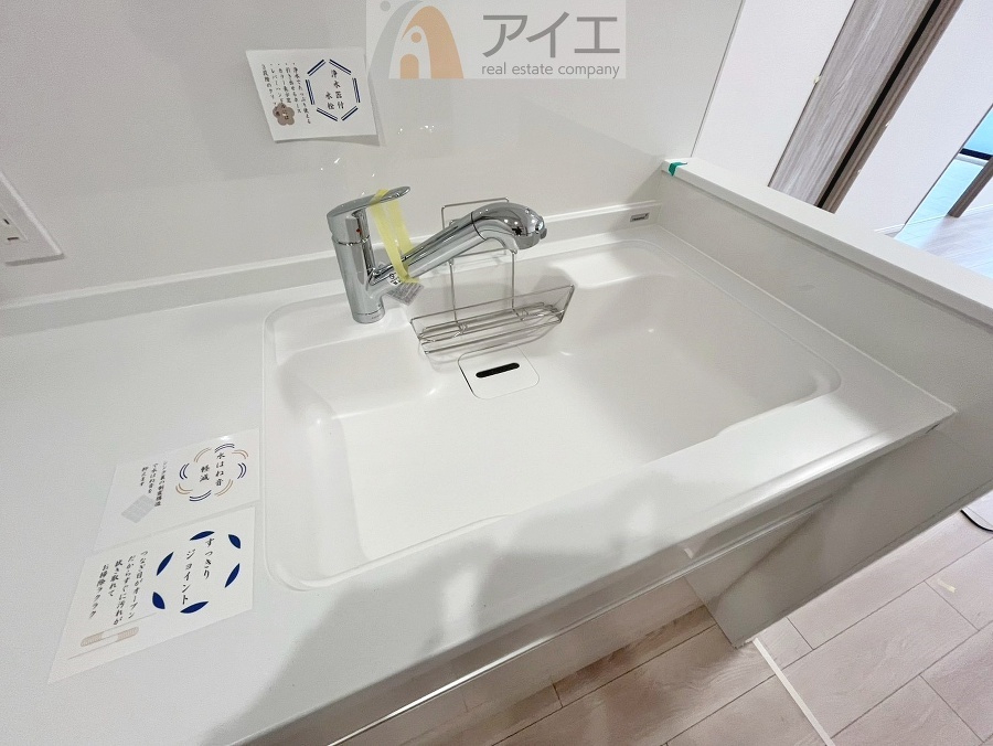 水道一体型の浄水器。ボタン一つで切替可能水回りもすっきり