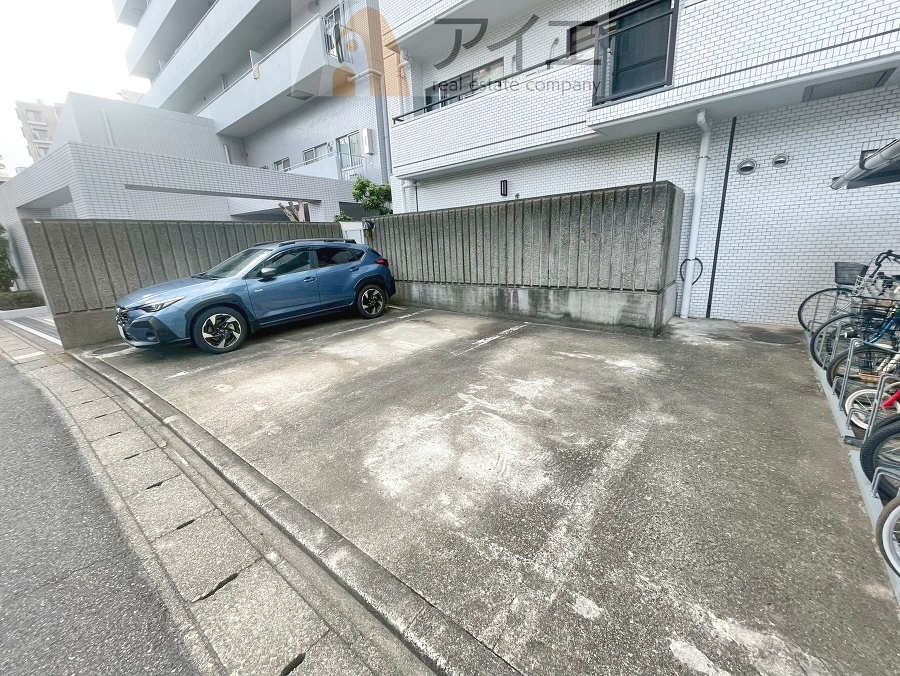 駐車場があるため車通勤の方にも安心なマンションです(要空確認)