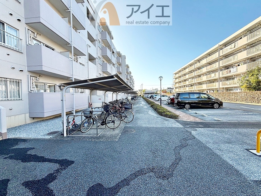 広々スペースの駐輪場はご家族の自転車を置くことができます