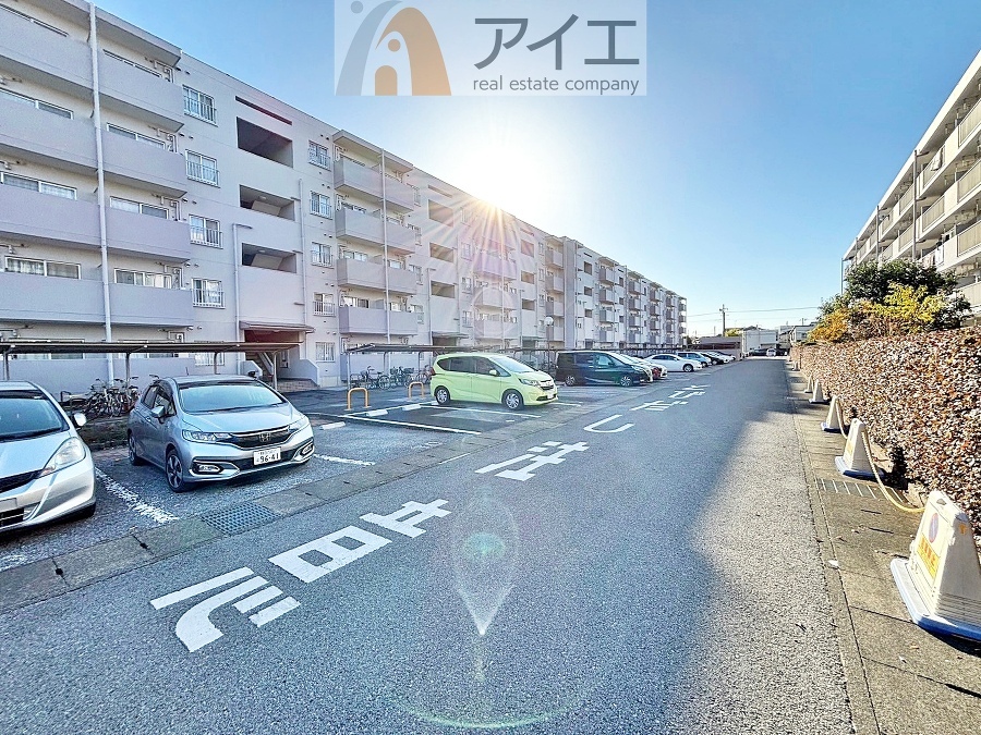 駐車場があるため車通勤の方にも安心なマンションです(要空確認)
