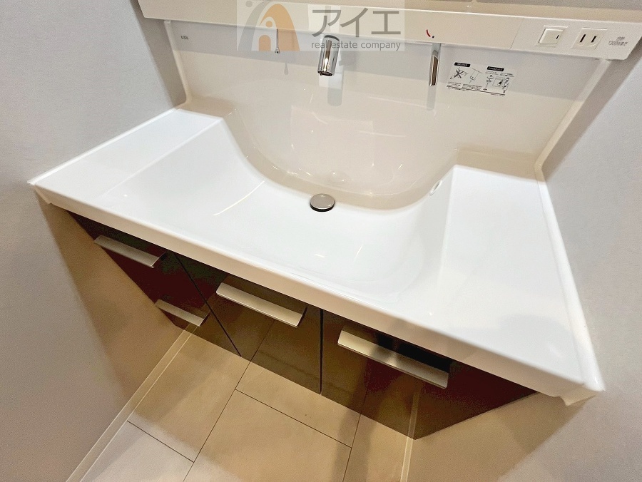 【施工例】三面鏡にハンドシャワー付き、使いやすい洗面台