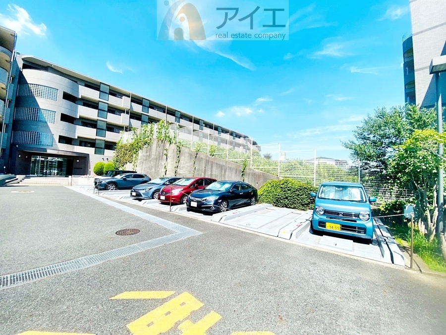 駐車場があるため車通勤の方にも安心なマンションです(要空確認)