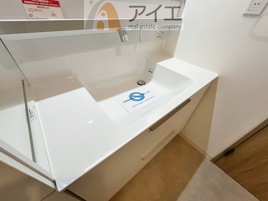 三面鏡にハンドシャワー付き、使いやすい洗面台