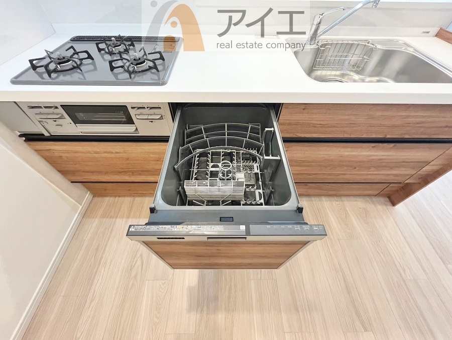 手に優しい、後片づけおまかせの食洗機。ママも食後のだんらんに加われます
