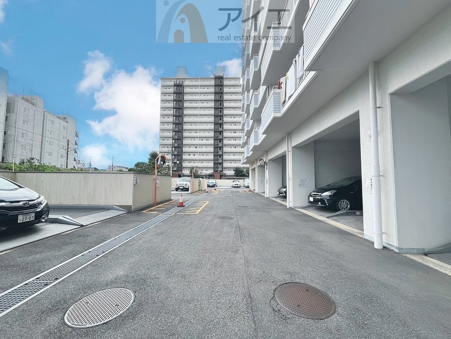 駐車場があるため車通勤の方にも安心なマンションです(要空確認)