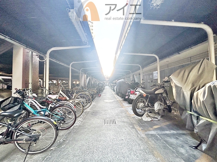 広々スペースの駐輪場はご家族の自転車を置くことができます